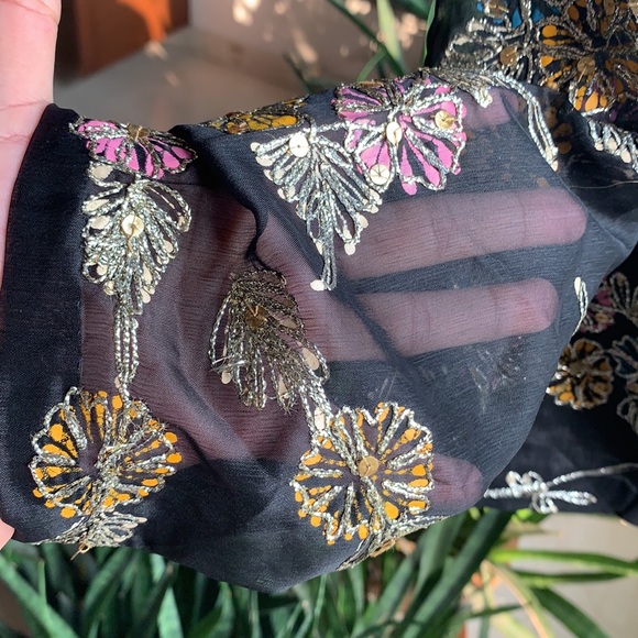 saree blouse. Back covered.Deep neck. Elbow sleeves. Can Wear as cropped top! - Picture 7 of 7